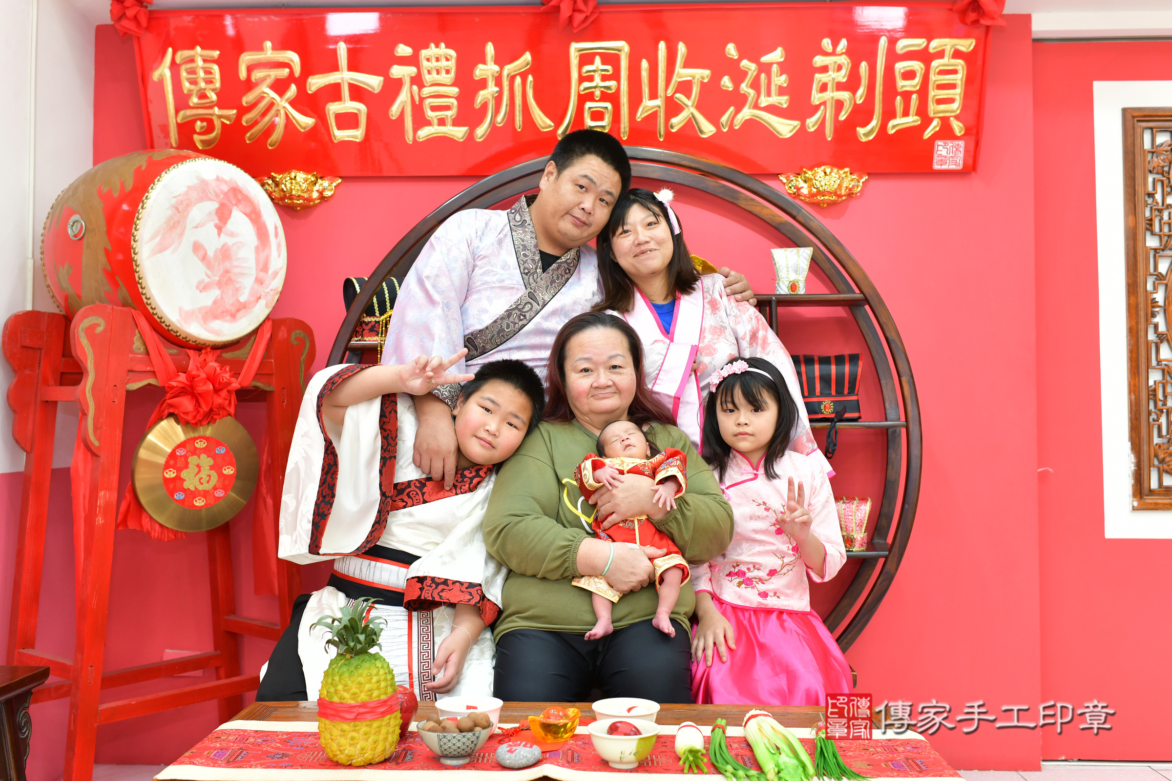2025-01-24佑佑寶寶剃頭，成人與小孩古裝禮服照。地點：傳家「台中店」古禮會場照片集