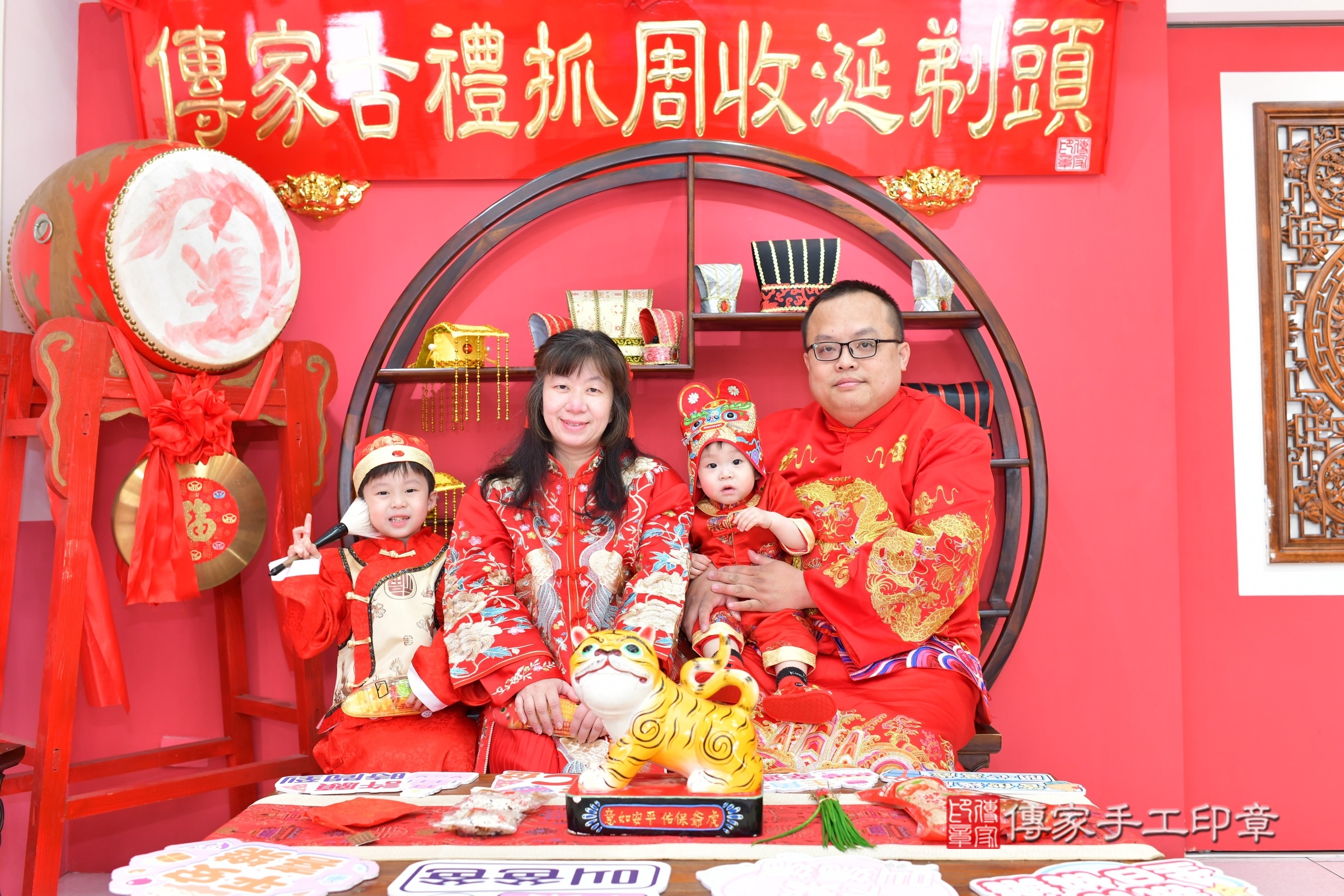 2025-03-22誠誠寶寶抓周，成人與小孩古裝禮服照。地點：傳家「台中店」古禮會場照片集