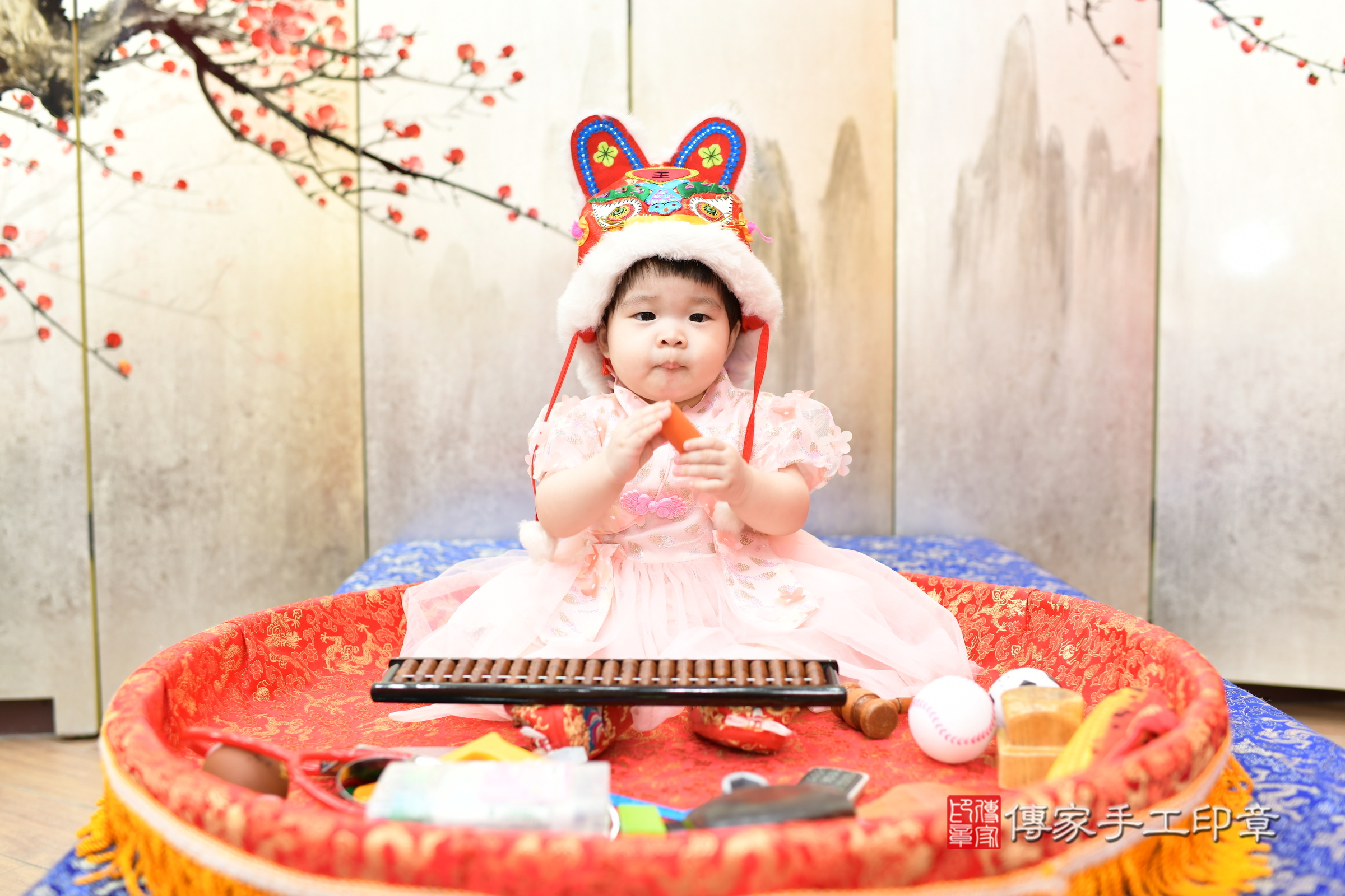 2024-08-26小梒寶寶抓周，小孩古裝禮服照。地點：傳家「新北店」古禮會場照片集