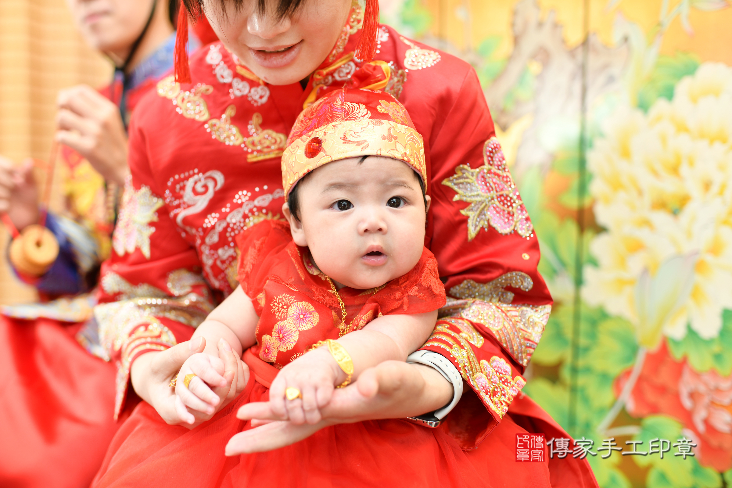 葉寶寶收涎，小孩古裝禮服照。地點：傳家「台北店」古禮會場古裝禮服，攝影拍照案例