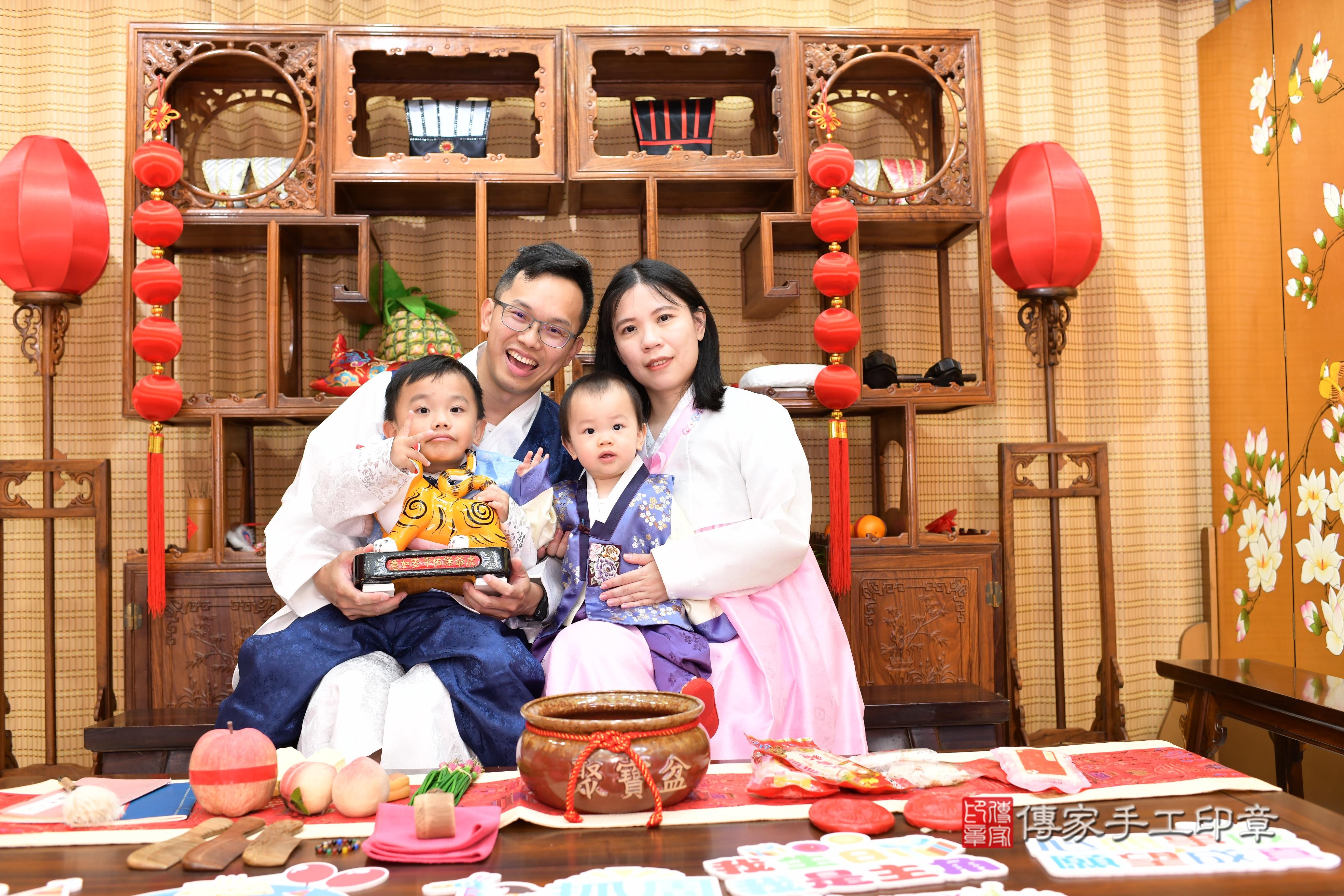 2025-05-07鈞鈞寶貝抓周，成人與小孩古裝禮服照。地點：傳家「台南店」古禮會場照片集