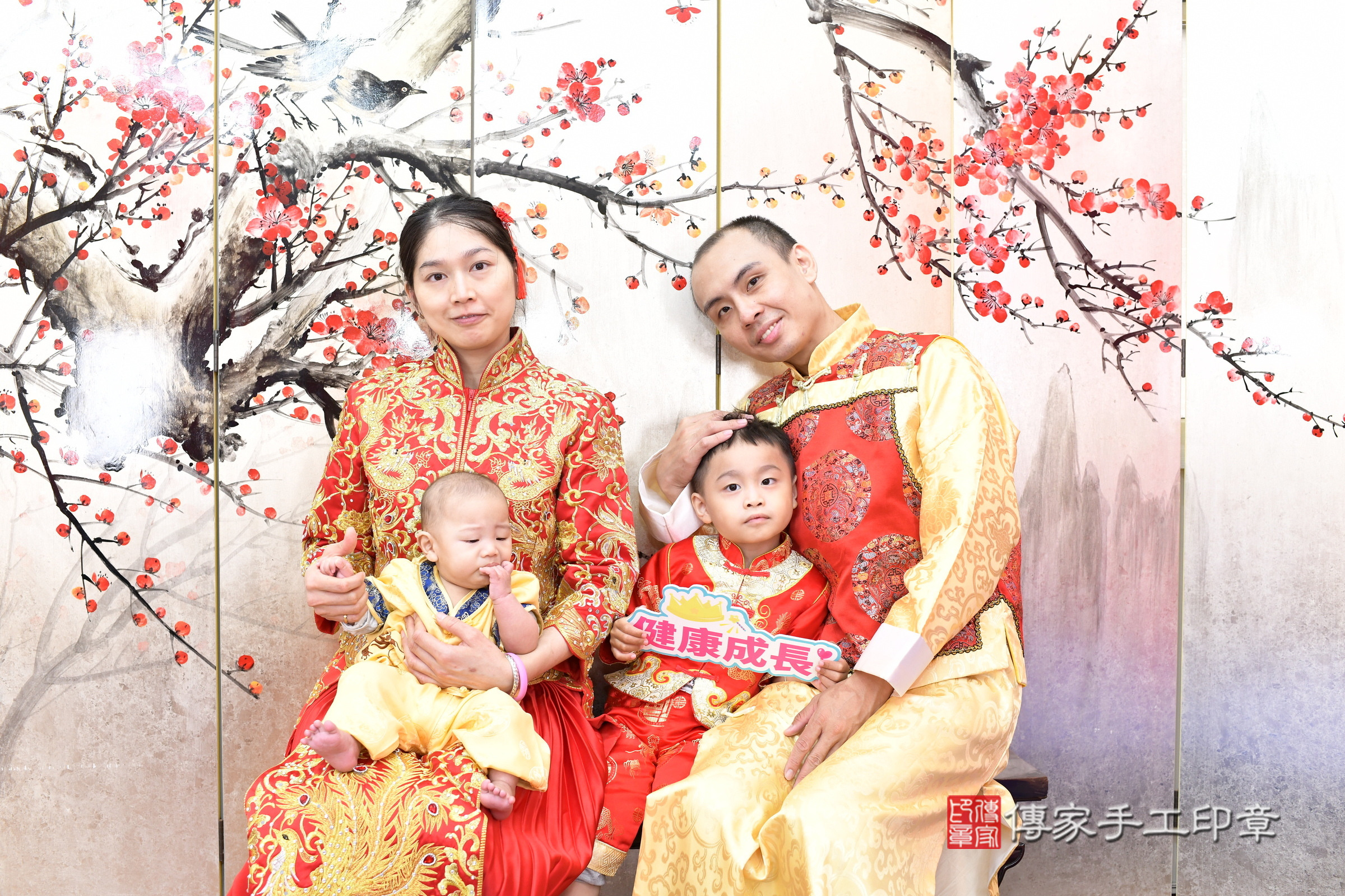 2025-05-20廷廷寶寶收涎,成人與小孩古裝禮服照。地點:傳家「新北店」古禮會場照片集