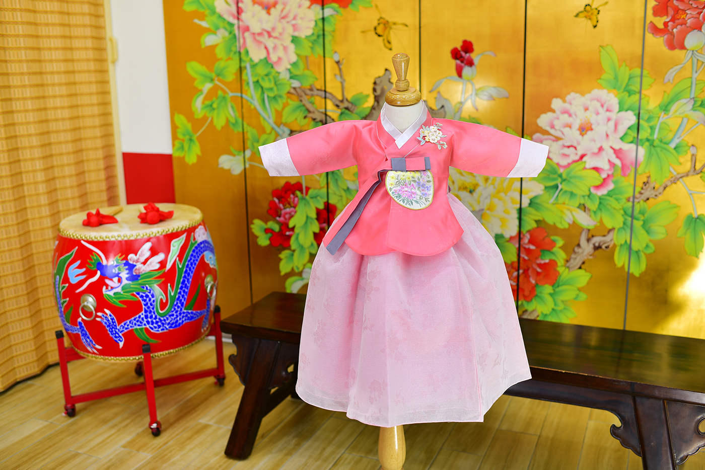 2023-11-09小孩宮廷韓服禮服照。甜美款式  珊瑚粉系的新式韓服配色照片集