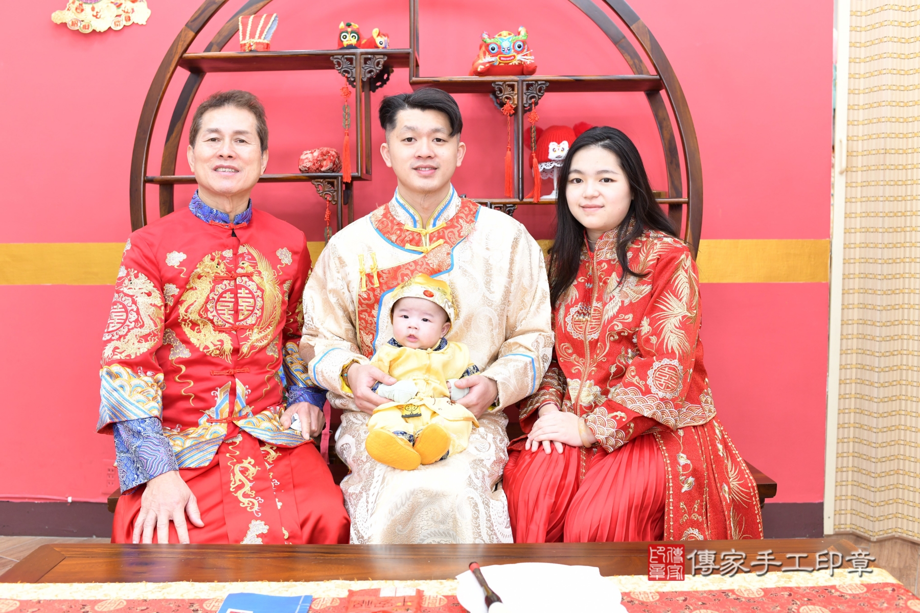 2026-01-23小証寶寶收涎，成人與小孩古裝禮服照。地點：傳家「台北店」古禮會場照片集