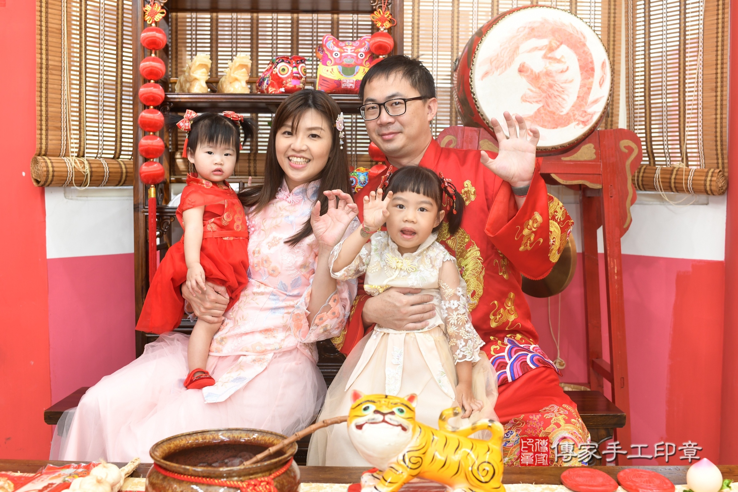 2025-09-07甄甄寶寶抓周，成人與小孩古裝禮服照。地點：傳家「高雄店」古禮會場照片集