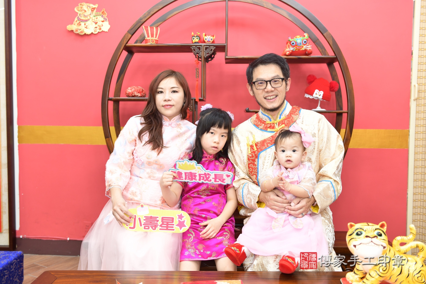 瑤瑤寶貝抓周，成人與小孩古裝禮服照。地點：傳家「新北店」古禮會場