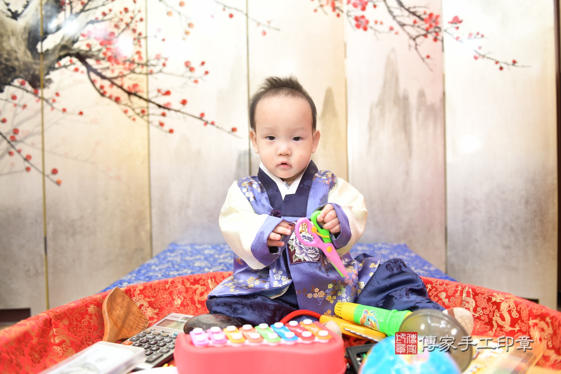 衡衡寶貝抓周，小孩古裝禮服照。地點：傳家「台北店」古禮會場