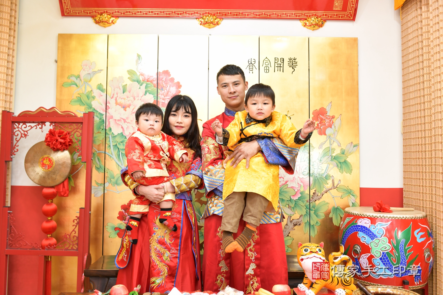 小杰寶貝抓周，成人與小孩古裝禮服照。地點：傳家「新北店」古禮會場