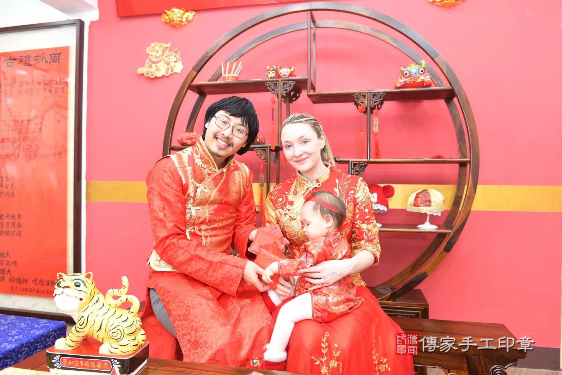 小雅寶貝抓周，成人與小孩古裝禮服照。地點：傳家「台北店」古禮會場