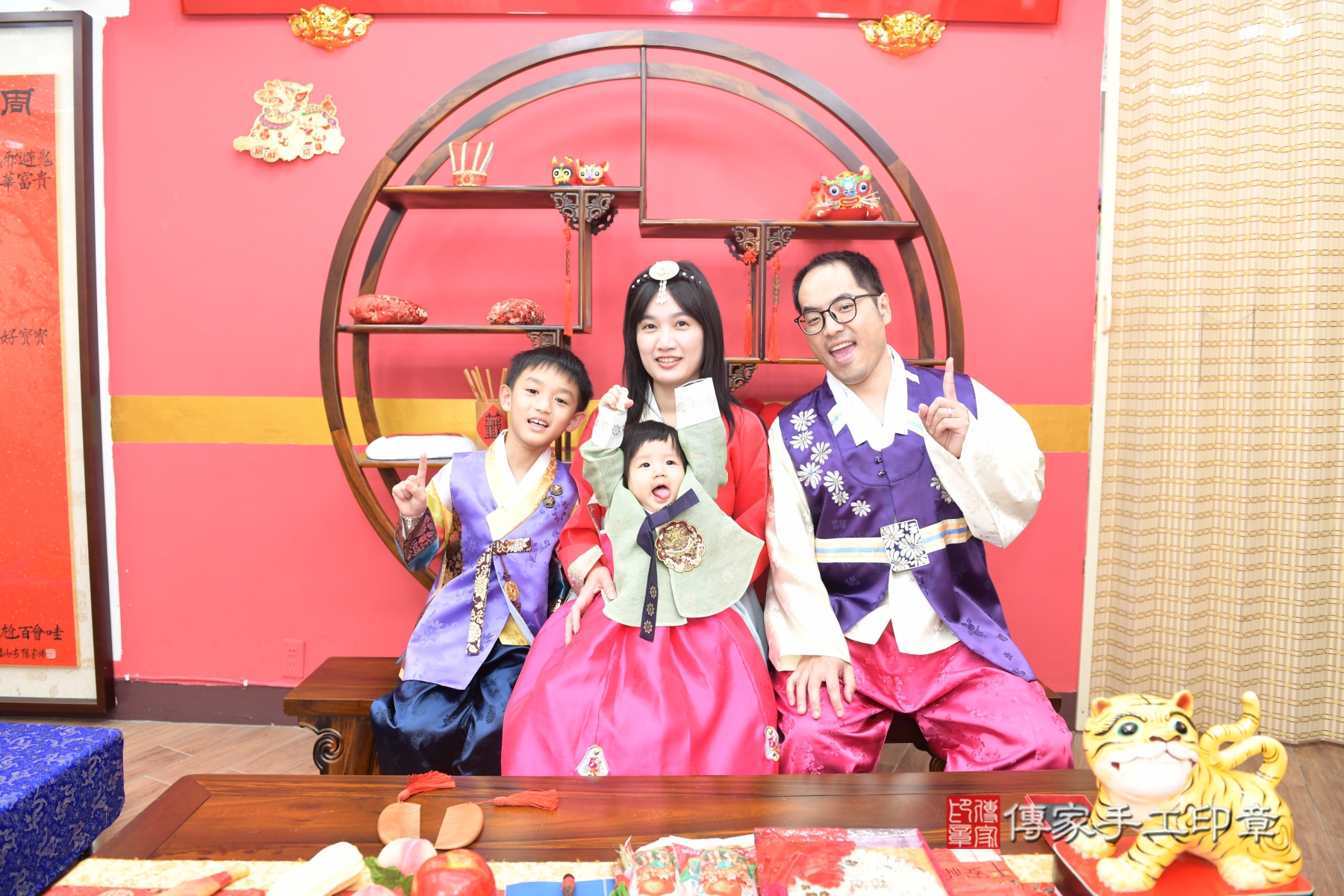 小凝寶貝抓周，成人與小孩古裝禮服照。地點：傳家「台北店」古禮會場