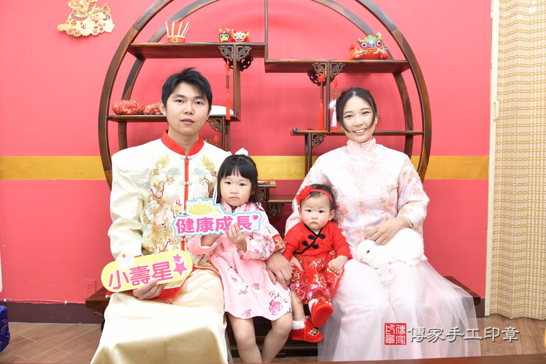 云云寶貝抓周，成人與小孩古裝禮服照。地點：傳家「台北店」古禮會場