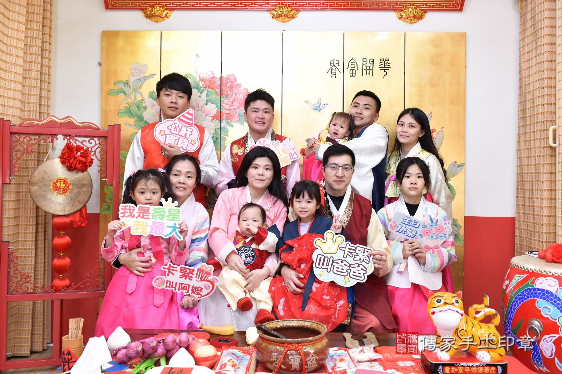 小允寶貝抓周，成人與小孩古裝禮服照。地點：傳家「台北店」古禮會場