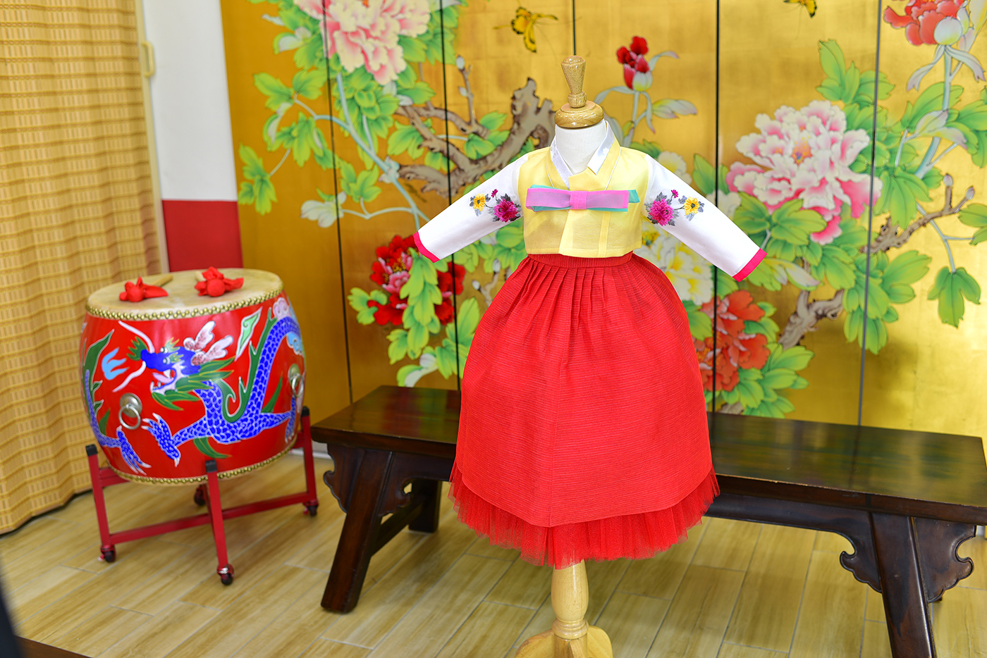 2023-11-16小孩宮廷韓服禮服照。喜氣款式 正紅緹花的傳統韓服配色照片集