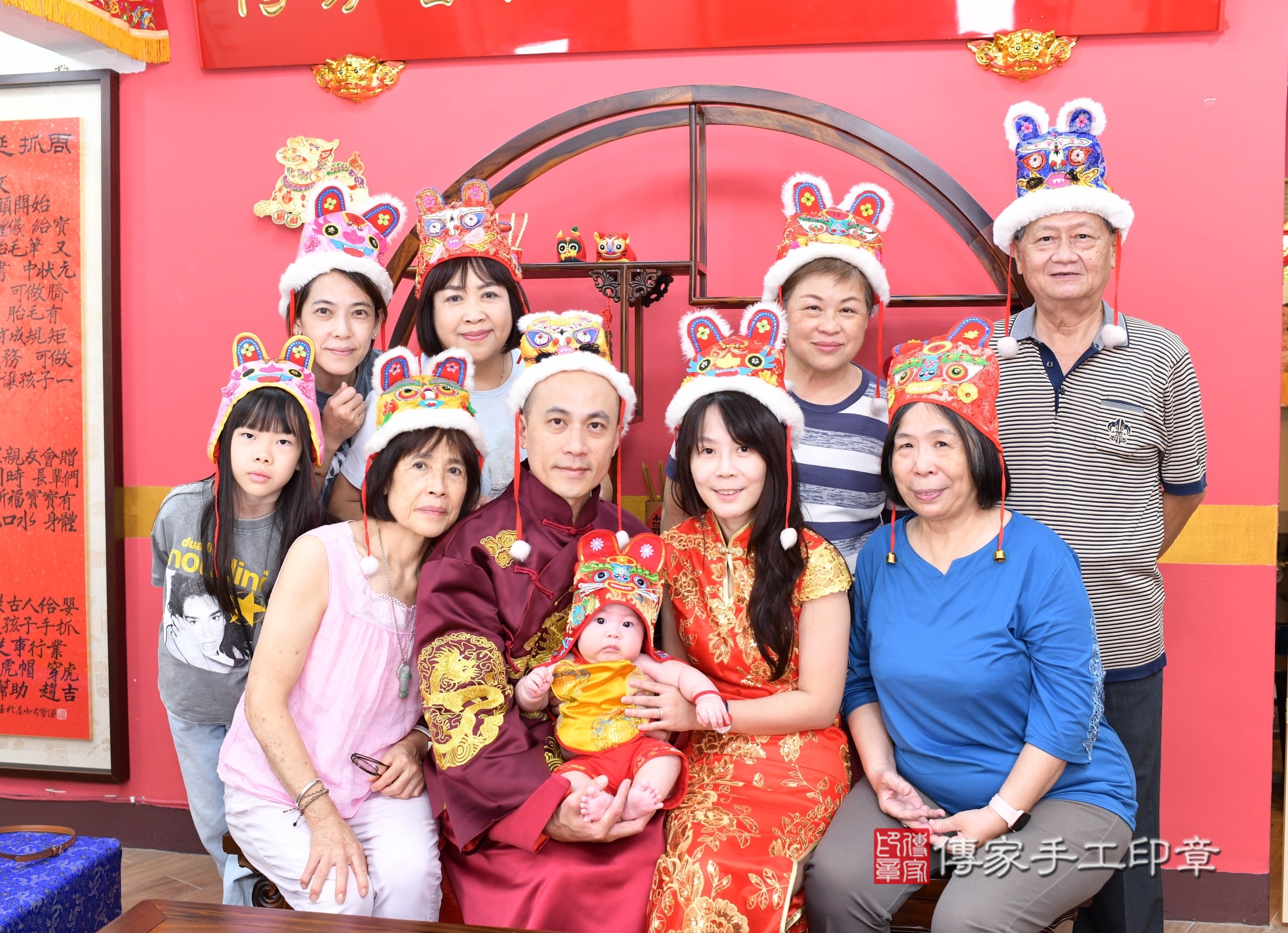 2025-08-27叡叡寶寶收涎，成人與小孩古裝禮服照。地點：傳家「新北店」古禮會場照片集