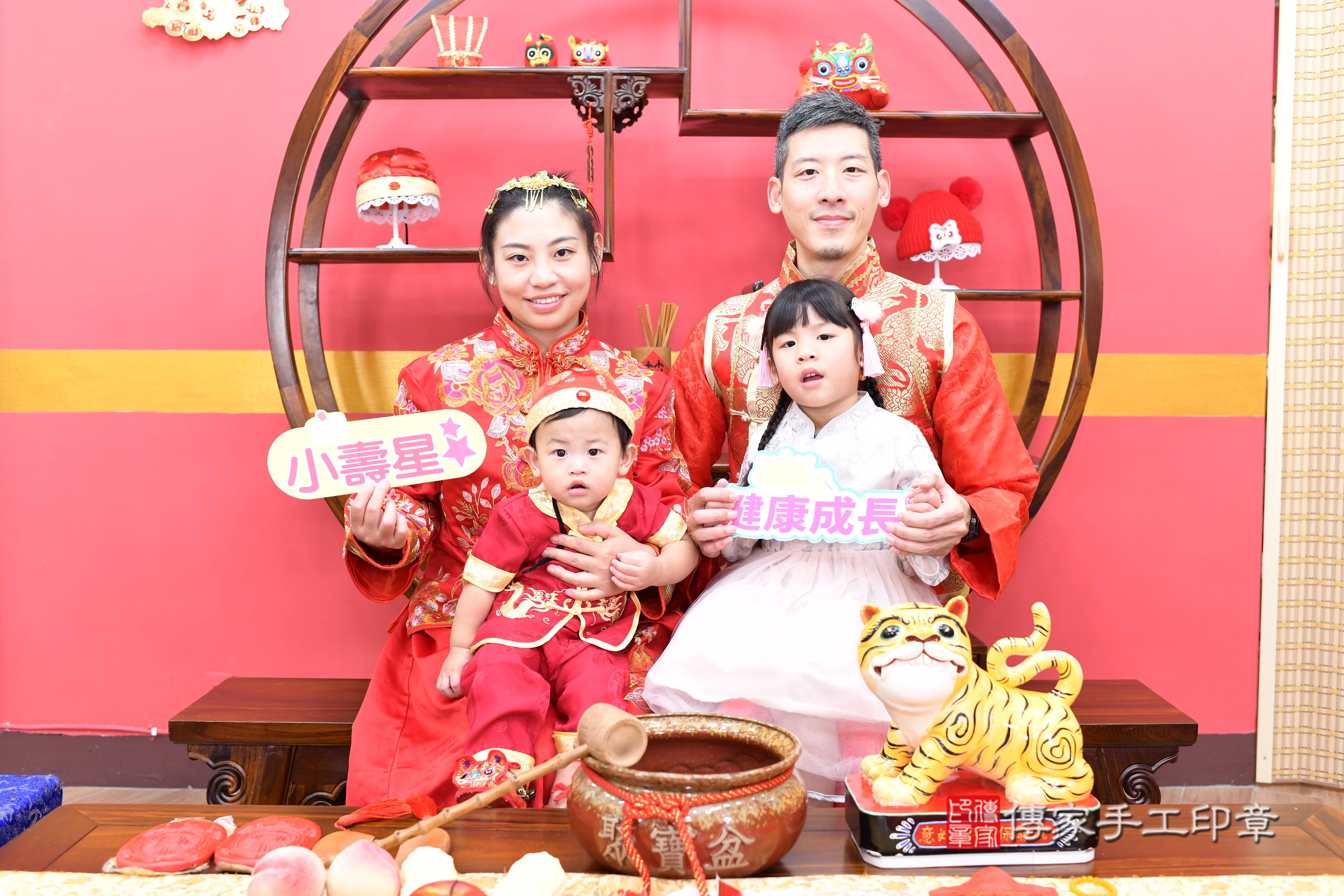 2025-08-23誠誠寶寶抓周，成人與小孩古裝禮服照。地點：傳家「新北店」古禮會場照片集