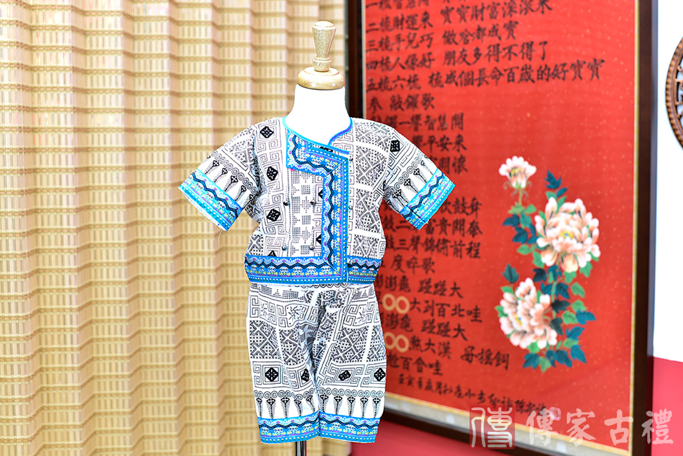 2024-02-19小孩傳統泰服古裝禮服照：白色純棉與藍色苗族布條紋的和諧交織，幾何圖樣與藍色布條紋相映褲裝的泰式古裝禮服。照片集