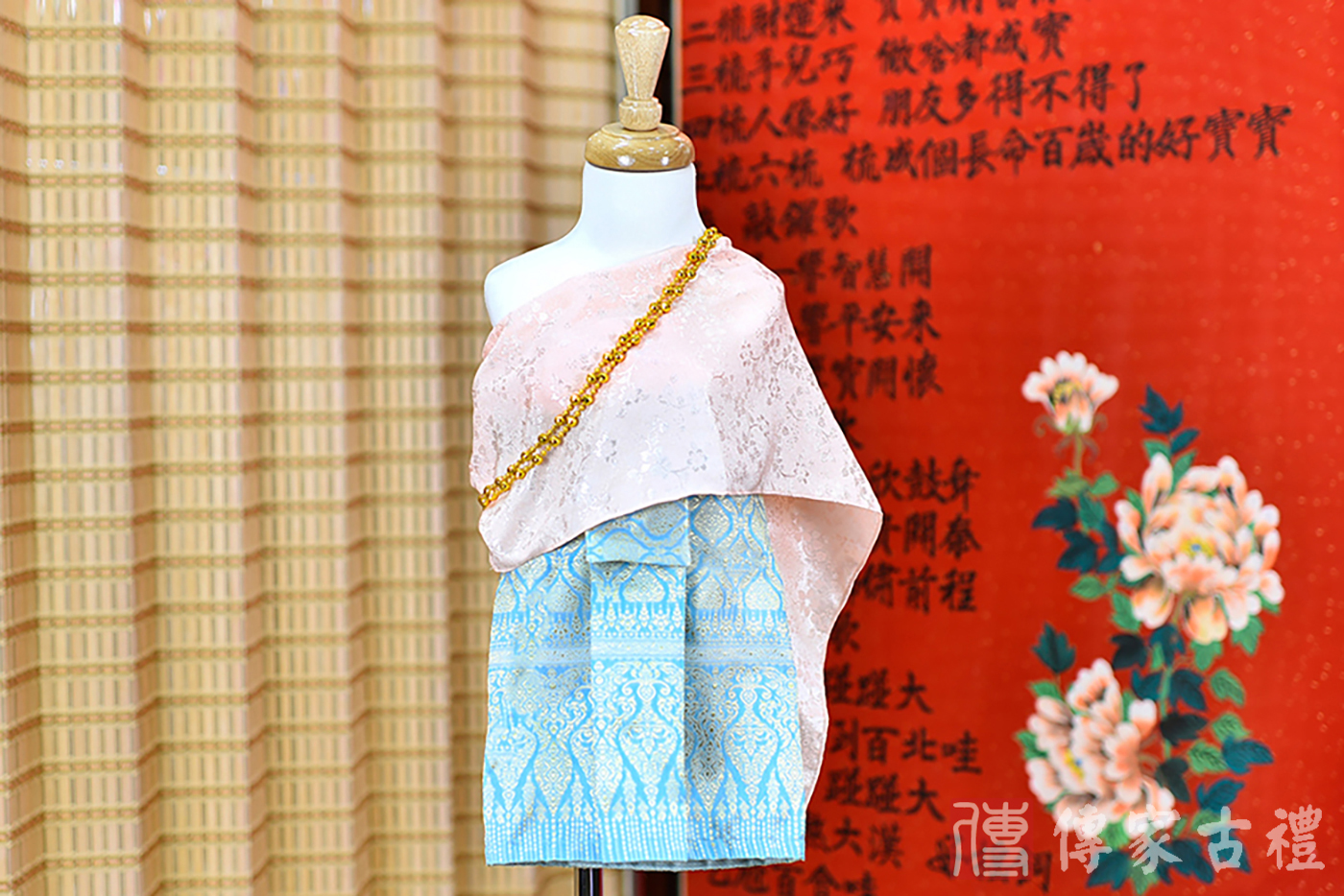 2024-02-19小孩皇室泰服古裝禮服。淺粉色的蕾絲上衣綴以金邊，搭配天藍色傳統泰國圖案裙的泰式古裝禮服。照片集