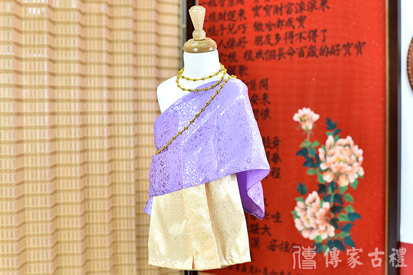 2024-02-20小孩皇室泰服古裝禮服照。柔美紫色的披肩與金色裙擺的泰式古裝禮服。照片集