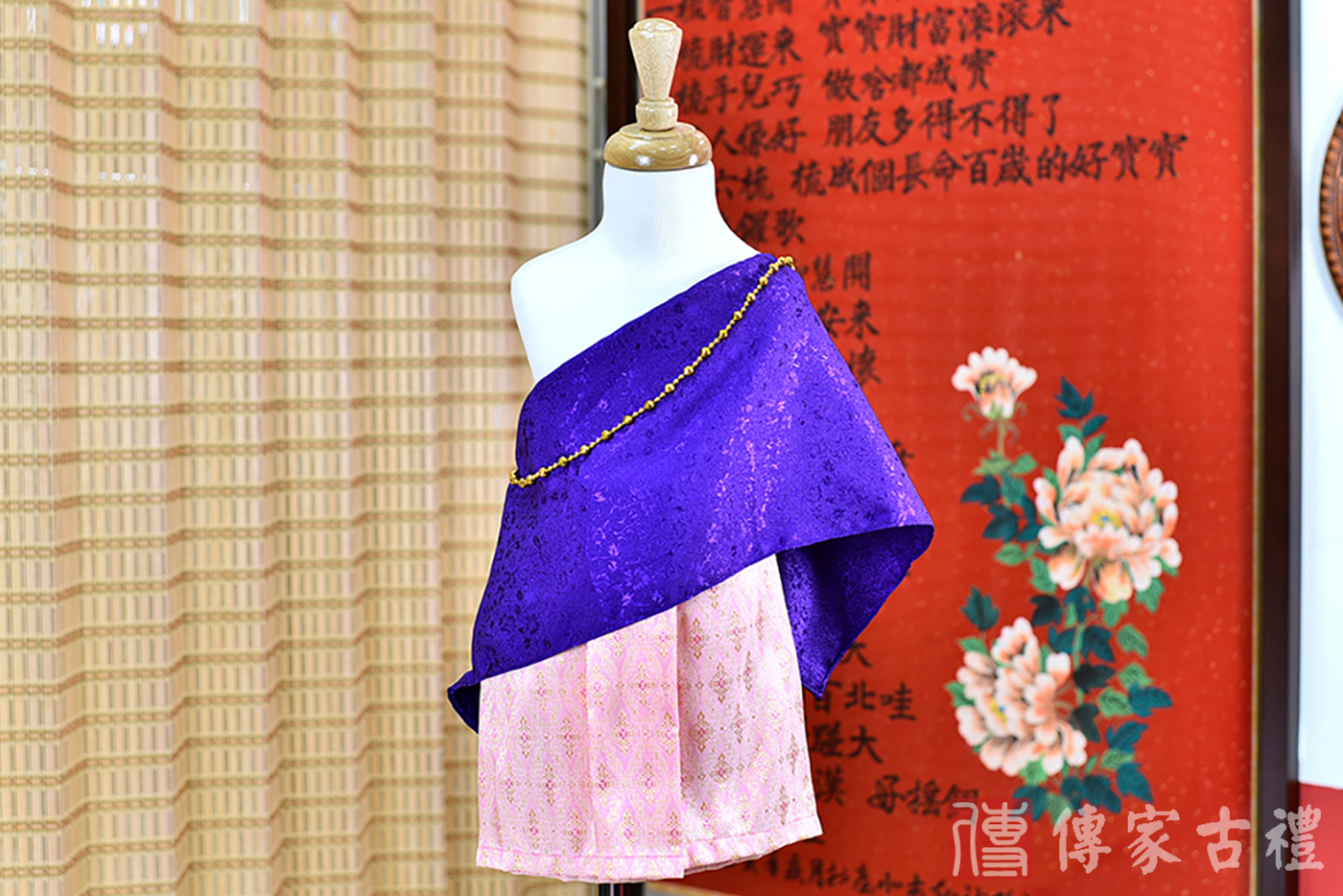 2024-02-20小孩皇室泰服古裝禮服。深紫色披肩與粉金泰裙的泰式古裝禮服。照片集