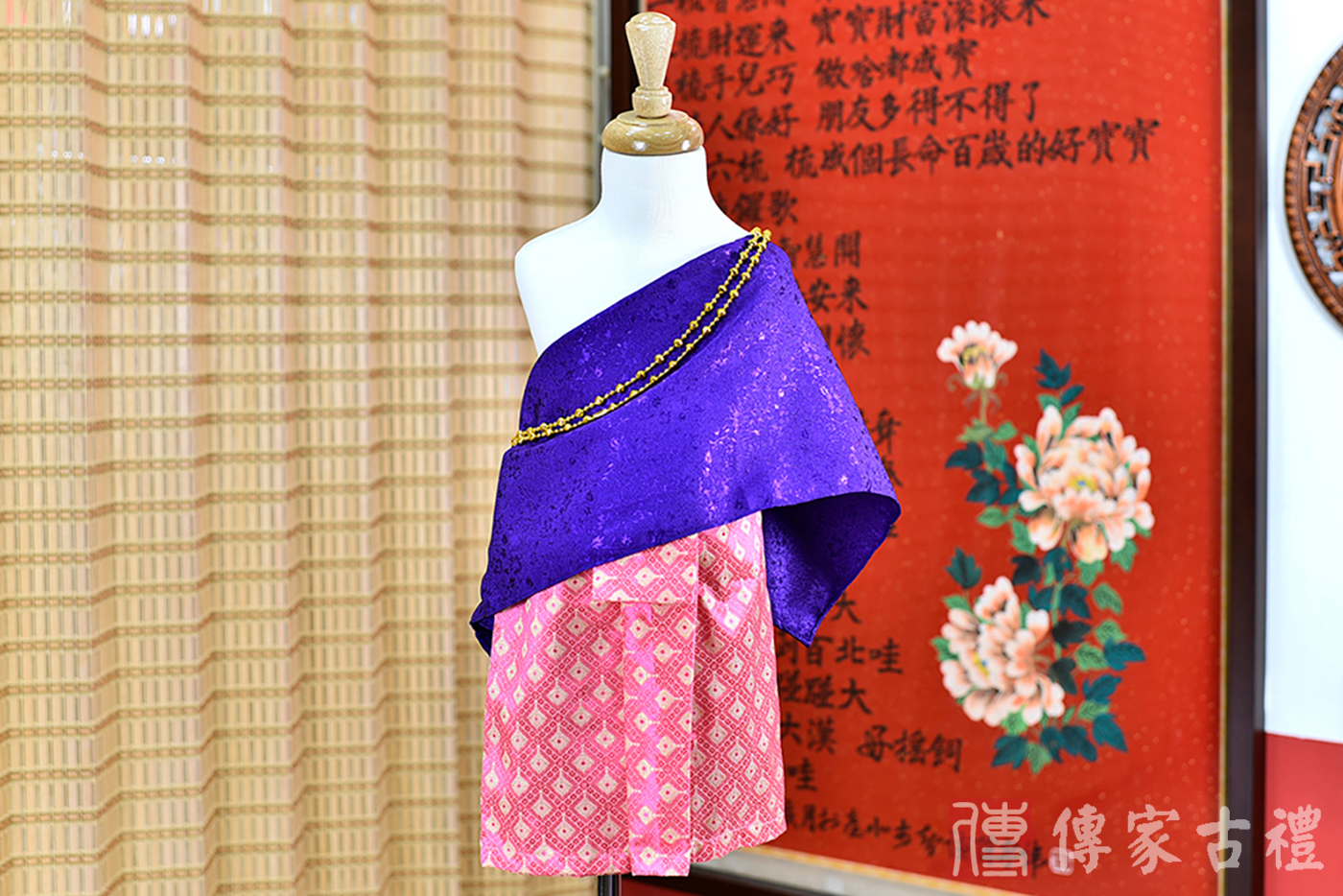 2024-02-20小孩皇室泰服古裝禮服。紫色絲緞上衣搭配粉紅金織禮服裙裝的泰式古裝禮服。照片集