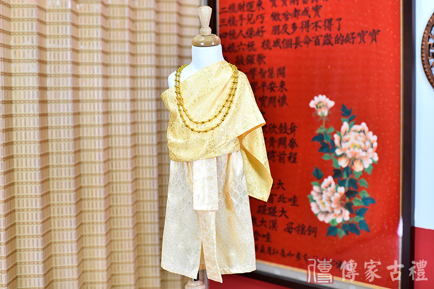 2024-02-20小孩皇室泰服古裝禮服。金色織紋披肩與裙裝的泰式古裝禮服。照片集