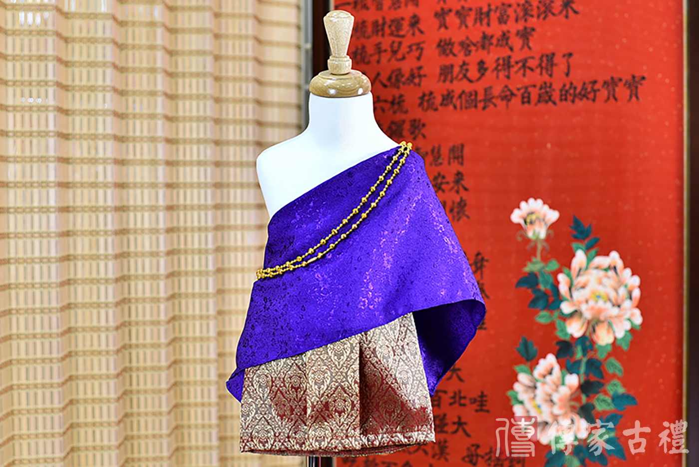 2024-02-21小孩皇室泰服古裝禮服。深紫色披肩與傳統金紋的泰裙的泰式古裝禮服。照片集