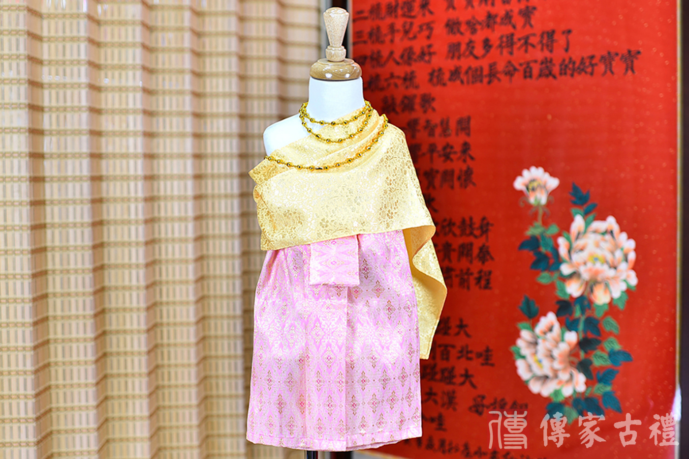 2024-02-22小孩皇室泰服古裝禮服照。金線綴飾的華美上衣和粉紅色泰式圖案裙的泰式古裝禮服。照片集