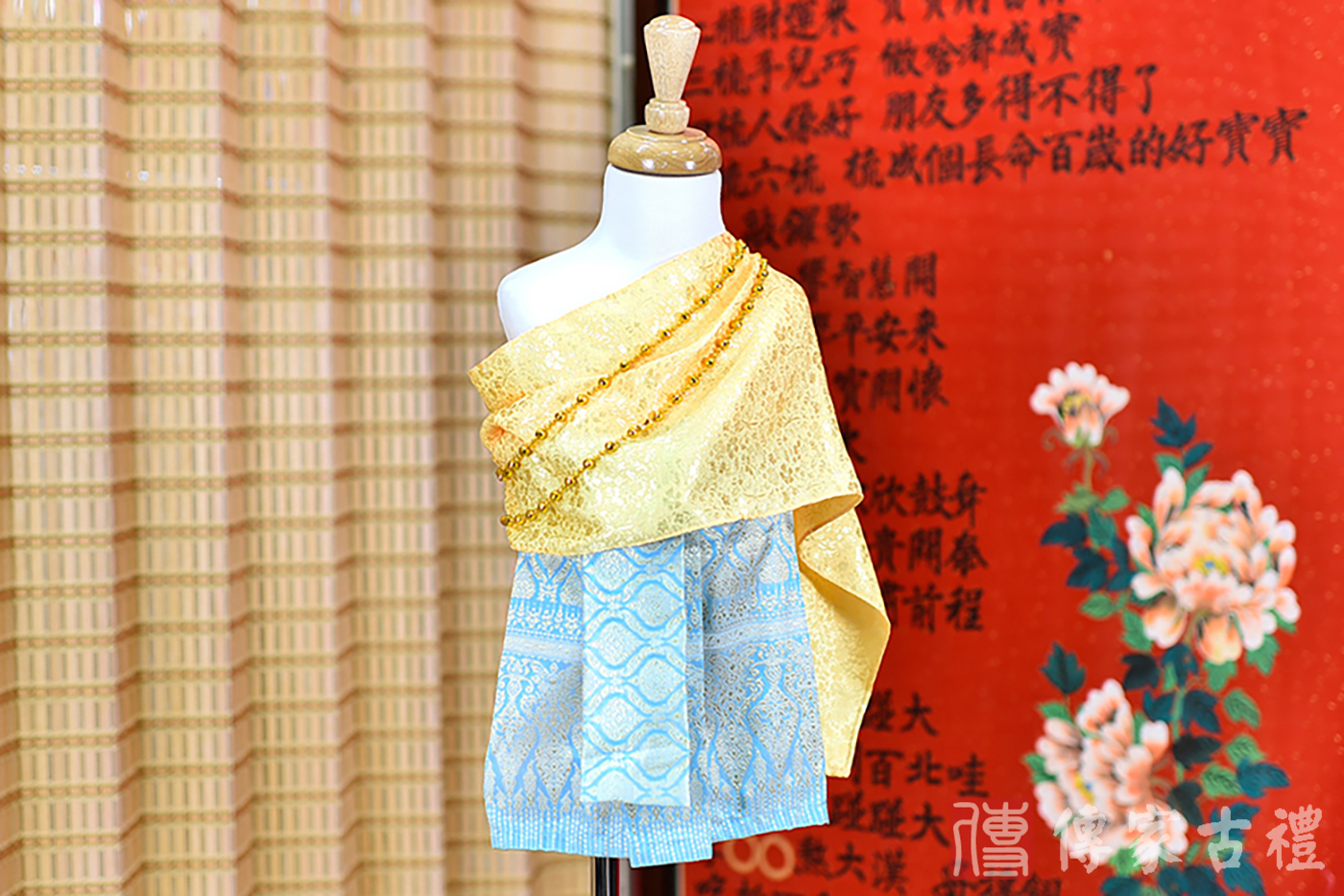 2024-02-22小孩皇室泰服古裝禮服照。金色的絲綢與天藍色的圖騰裙裝的泰式古裝禮服。照片集