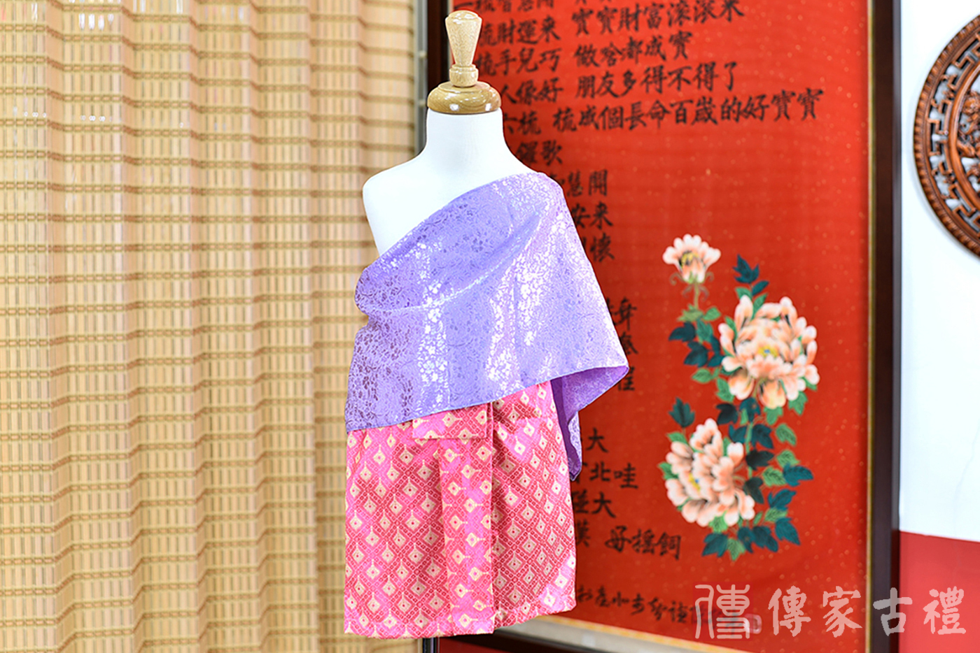 2024-02-22小孩皇室泰服古裝禮服照。柔美紫色織物的上衣與粉紅色繁花盛開的小方格狀圖樣裙裝的泰式古裝禮服。照片集