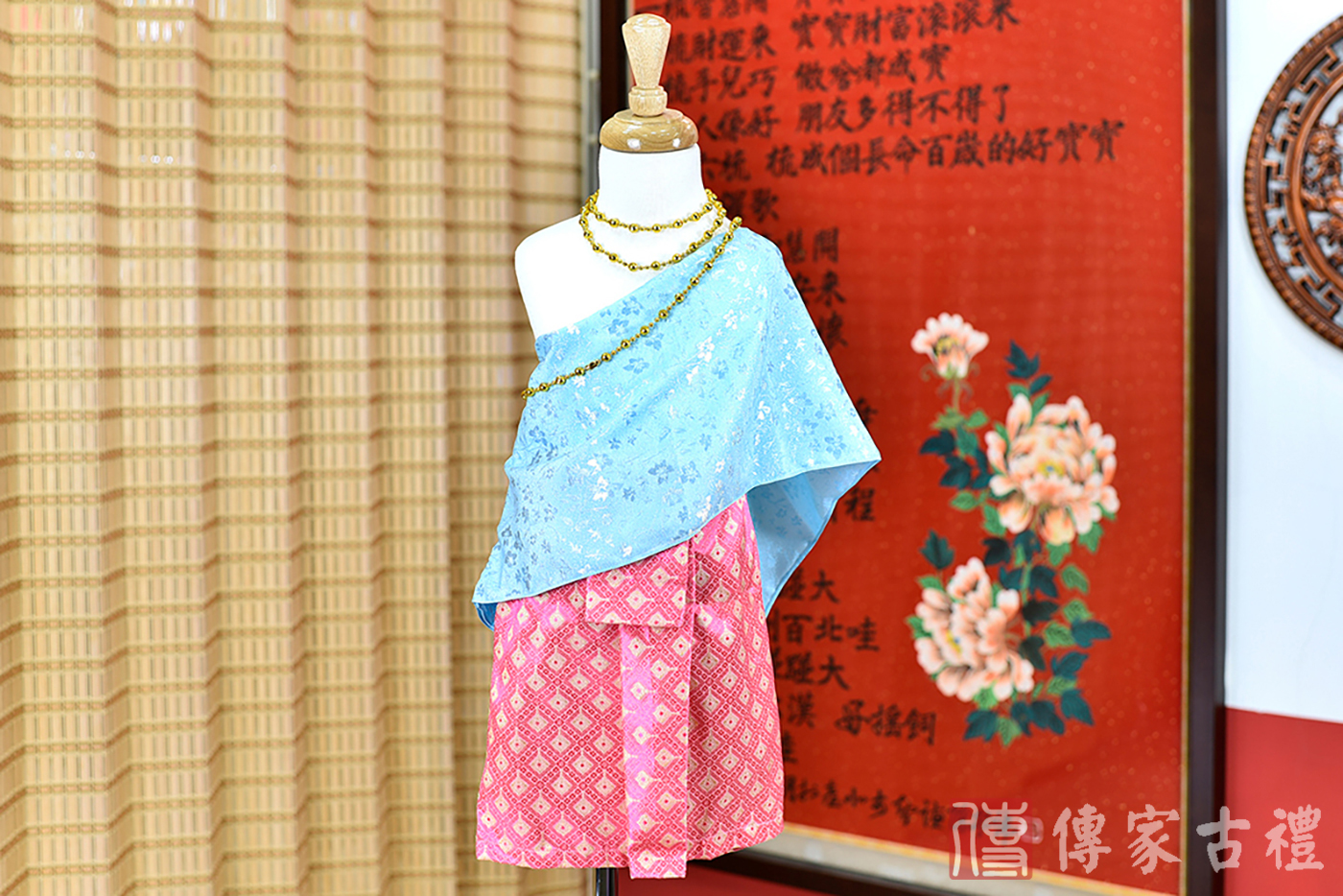 2024-02-22小孩皇室泰服古裝禮服照。天藍色絲質披肩與粉橘色傳統泰裙的泰式古裝禮服。照片集