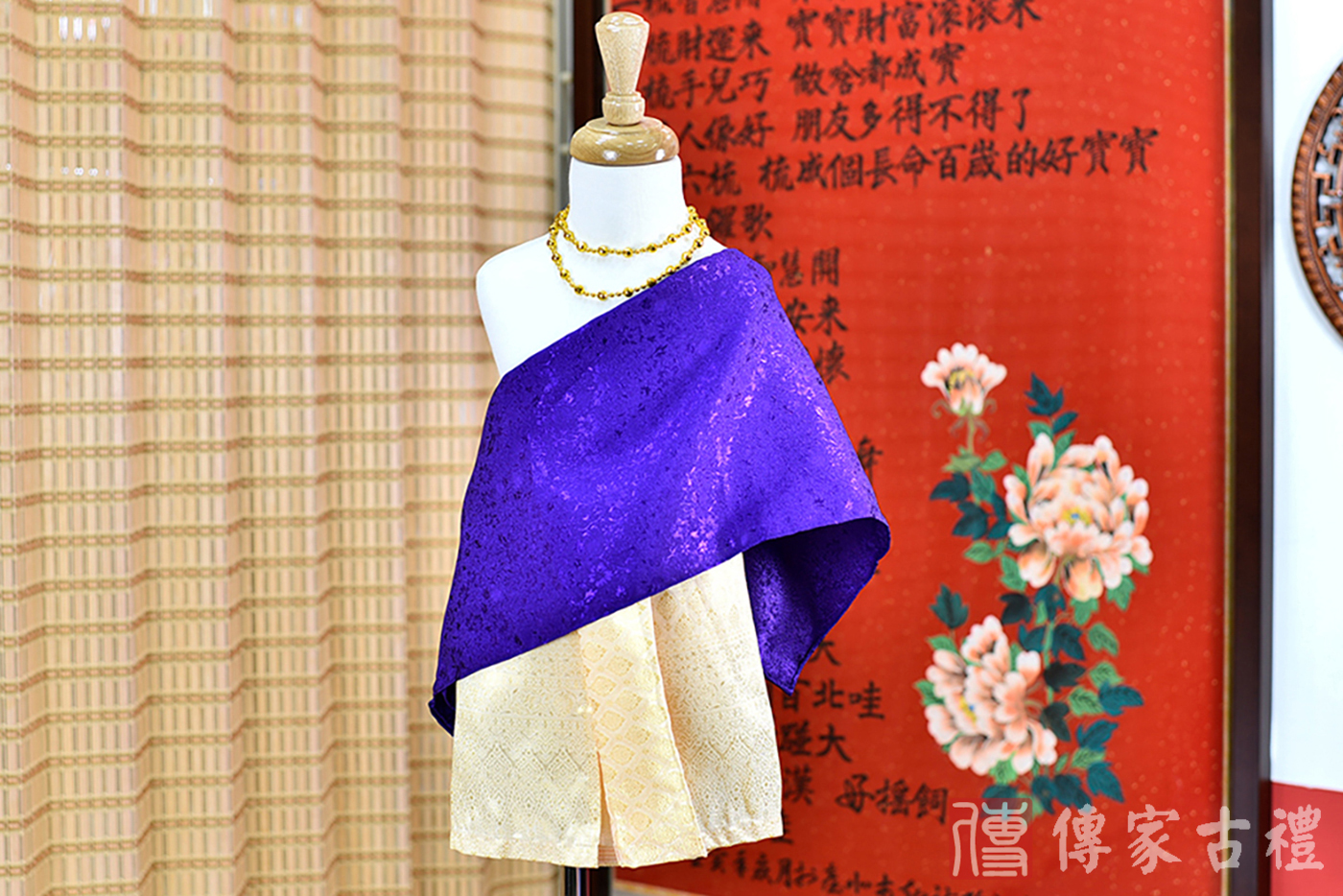 2024-02-22小孩皇室泰服古裝禮服照。深紫色披肩和金色繞身裙的泰式古裝禮服。照片集