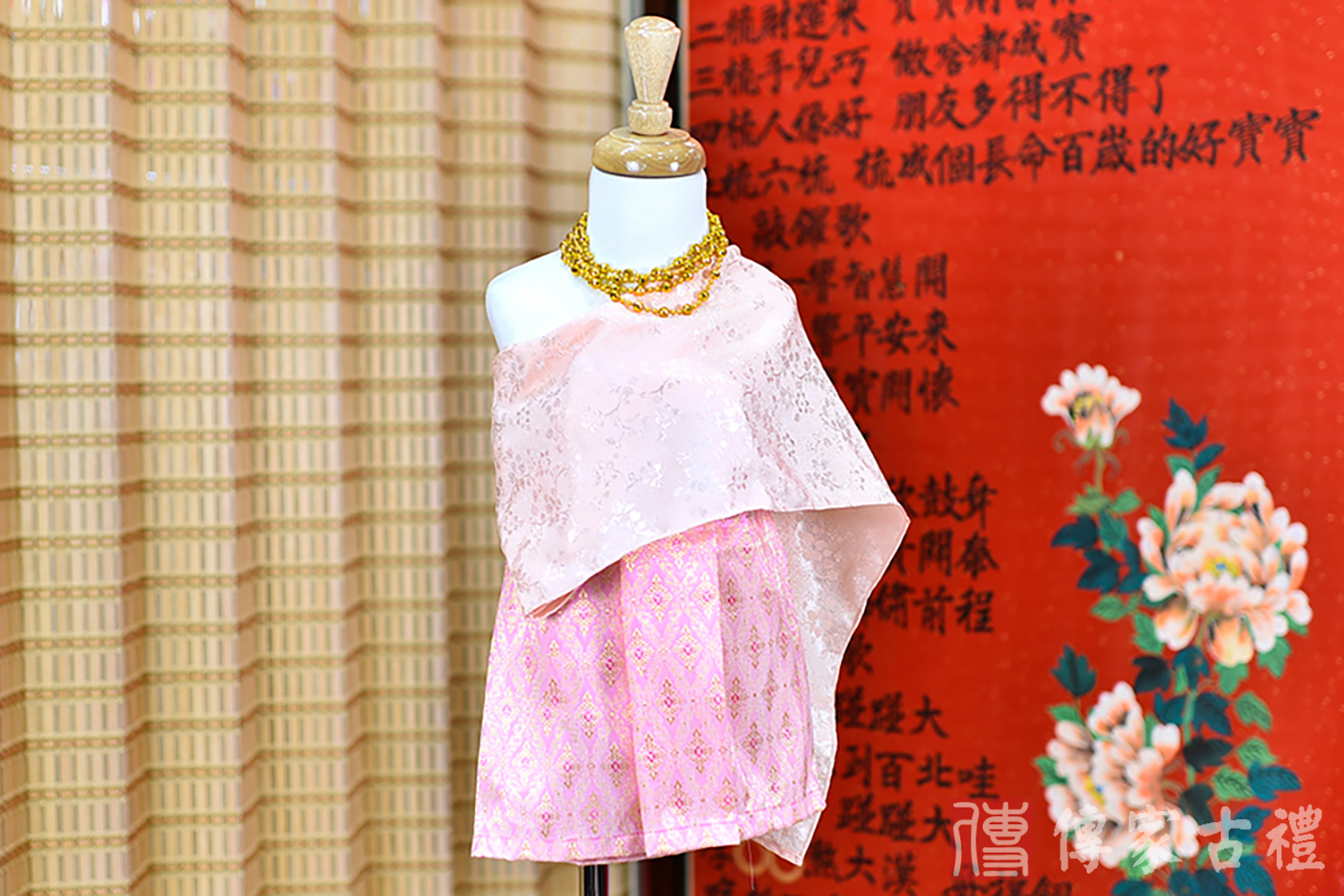 2024-02-22小孩皇室泰服古裝禮服照。粉色蕾絲披肩搭配細緻金色圖案的繞身裙的泰式古裝禮服。照片集