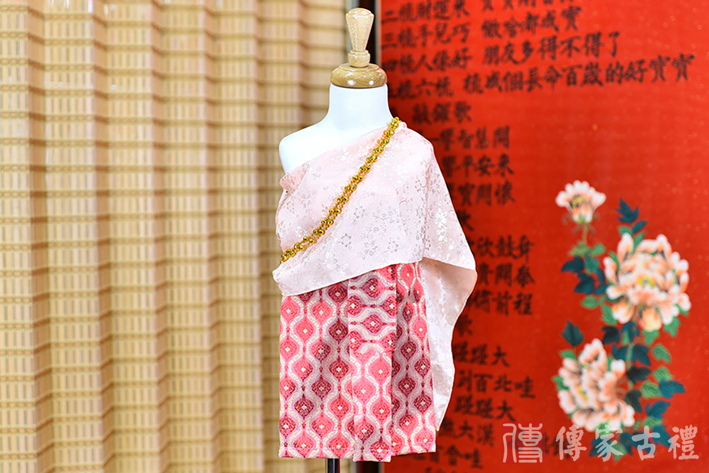 2024-02-22小孩皇室泰服古裝禮服。淡粉色的披肩與紅色呈現波浪狀和幾何圖形裙裝的泰式古裝禮服。照片集