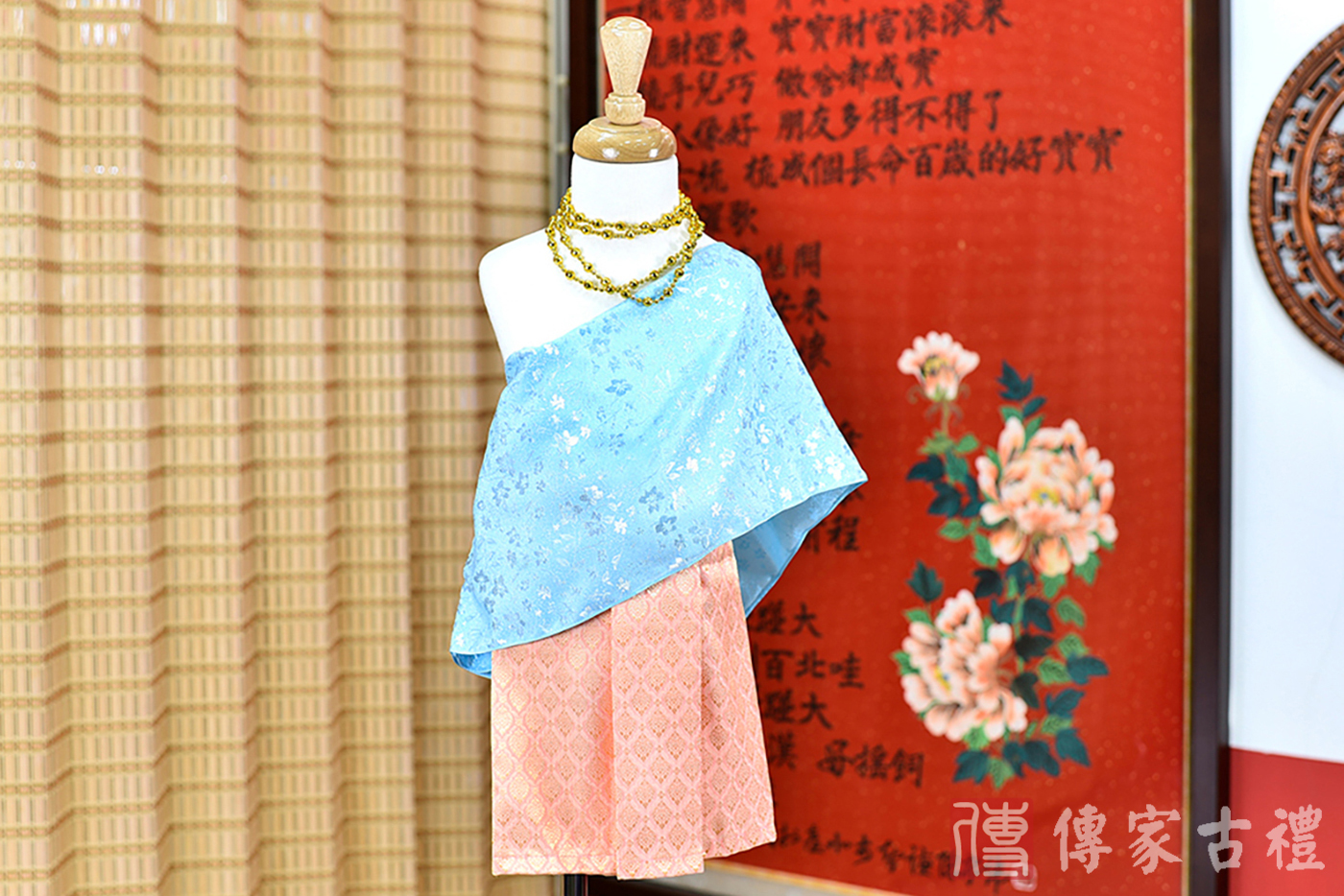2024-02-22小孩皇室泰服古裝禮服。淺藍色絲緞的披肩與橘紅色棉質裙裝的泰式古裝禮服。照片集