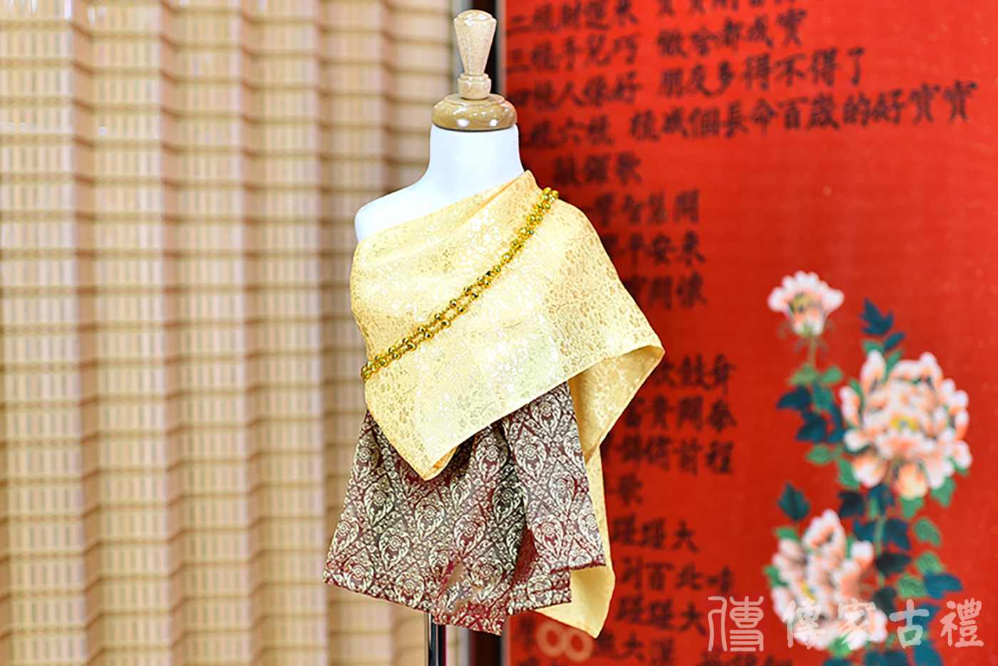 2024-02-22小孩皇室泰服古裝禮服。金線織物的披肩與織有精細圖案裙裝的泰式古裝禮服。照片集