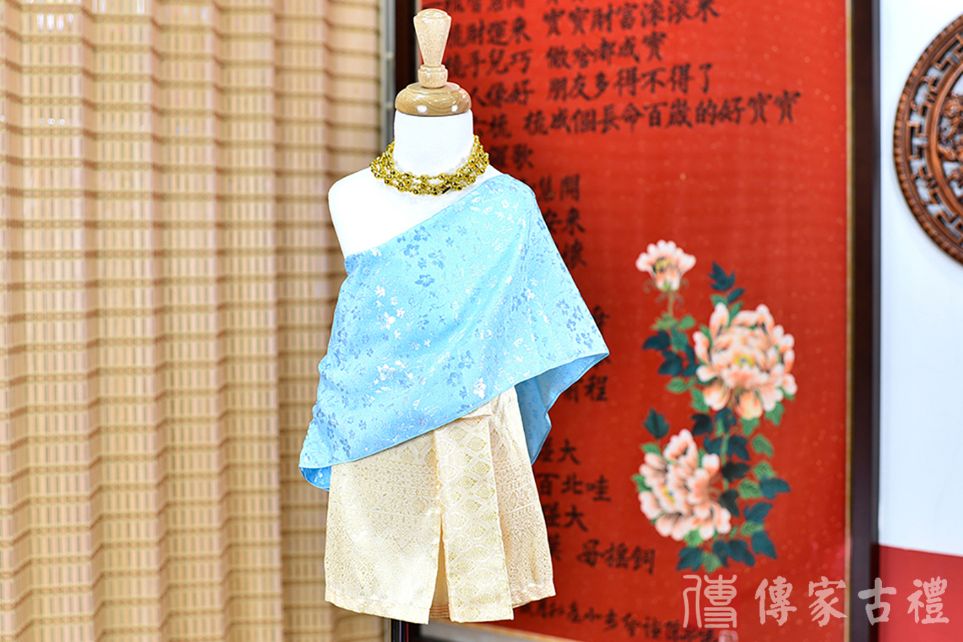 2024-02-22小孩皇室泰服古裝禮服。淺藍色的披肩與金屬線緞面裙裝的泰式古裝禮服。照片集