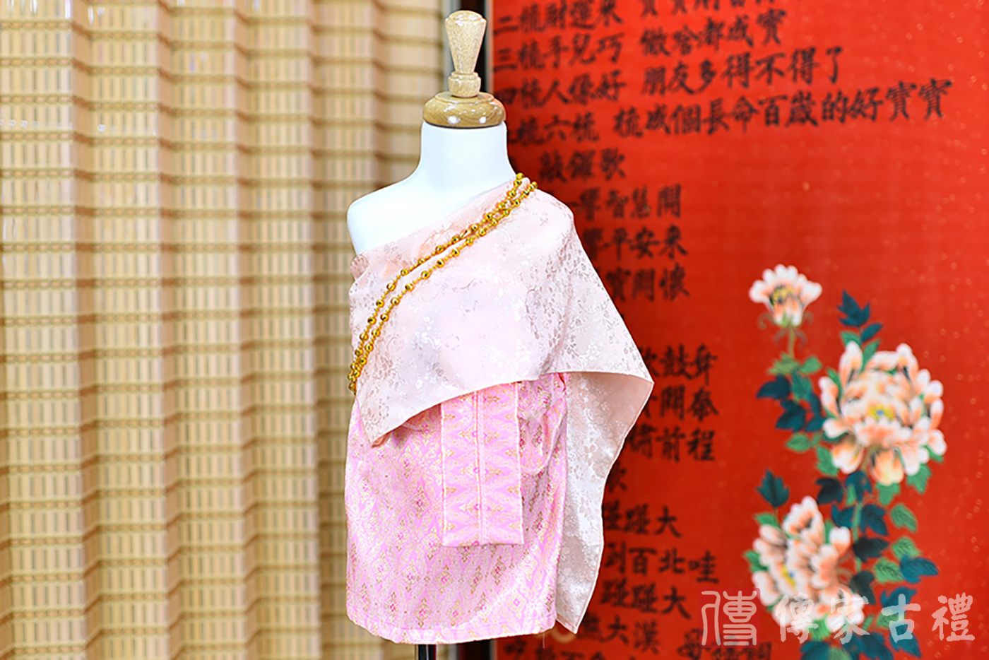 2024-02-22小孩皇室泰服古裝禮服。粉色的蕾絲披肩與粉色圖案印花的短裙的泰式古裝禮服。照片集