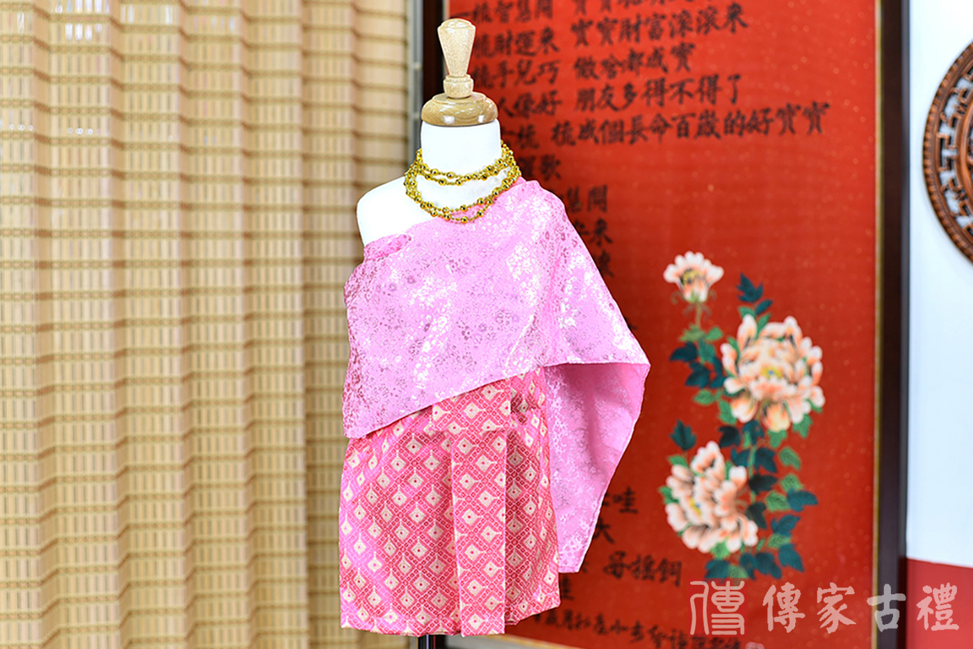 2024-02-22小孩皇室泰服古裝禮服。粉紫色的紋路披肩與粉色小方格狀短裙的泰式古裝禮服。照片集