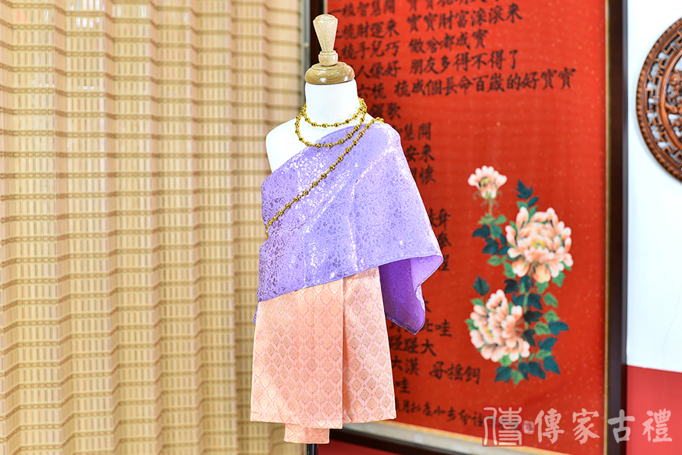 2024-02-22小孩皇室泰服古裝禮服。紫色的紋路披肩與橘色方格狀短裙的泰式古裝禮服。照片集