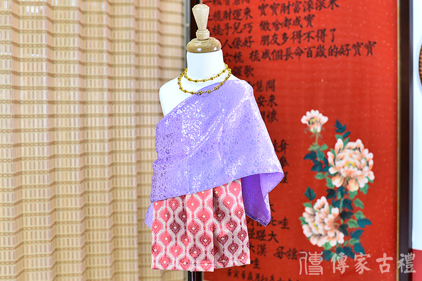2024-02-22小孩皇室泰服古裝禮服。紫色的紋路披肩與紅色大方格狀裙裝的泰式古裝禮服。照片集