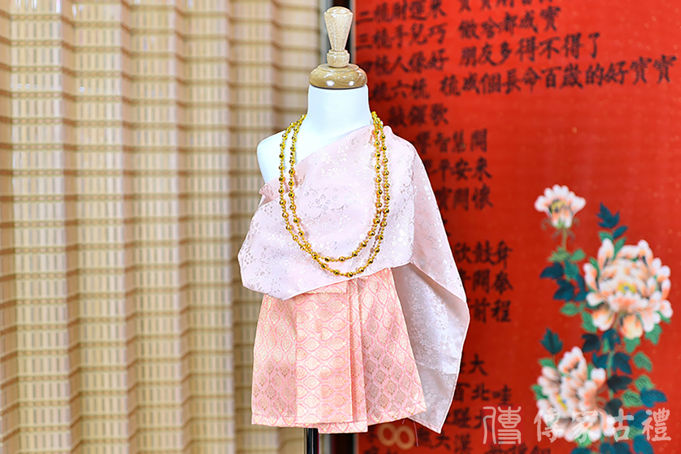 2024-02-22小孩皇室泰服古裝禮服。粉色的紋路披肩搭配橘色短裙的泰式古裝禮服。照片集