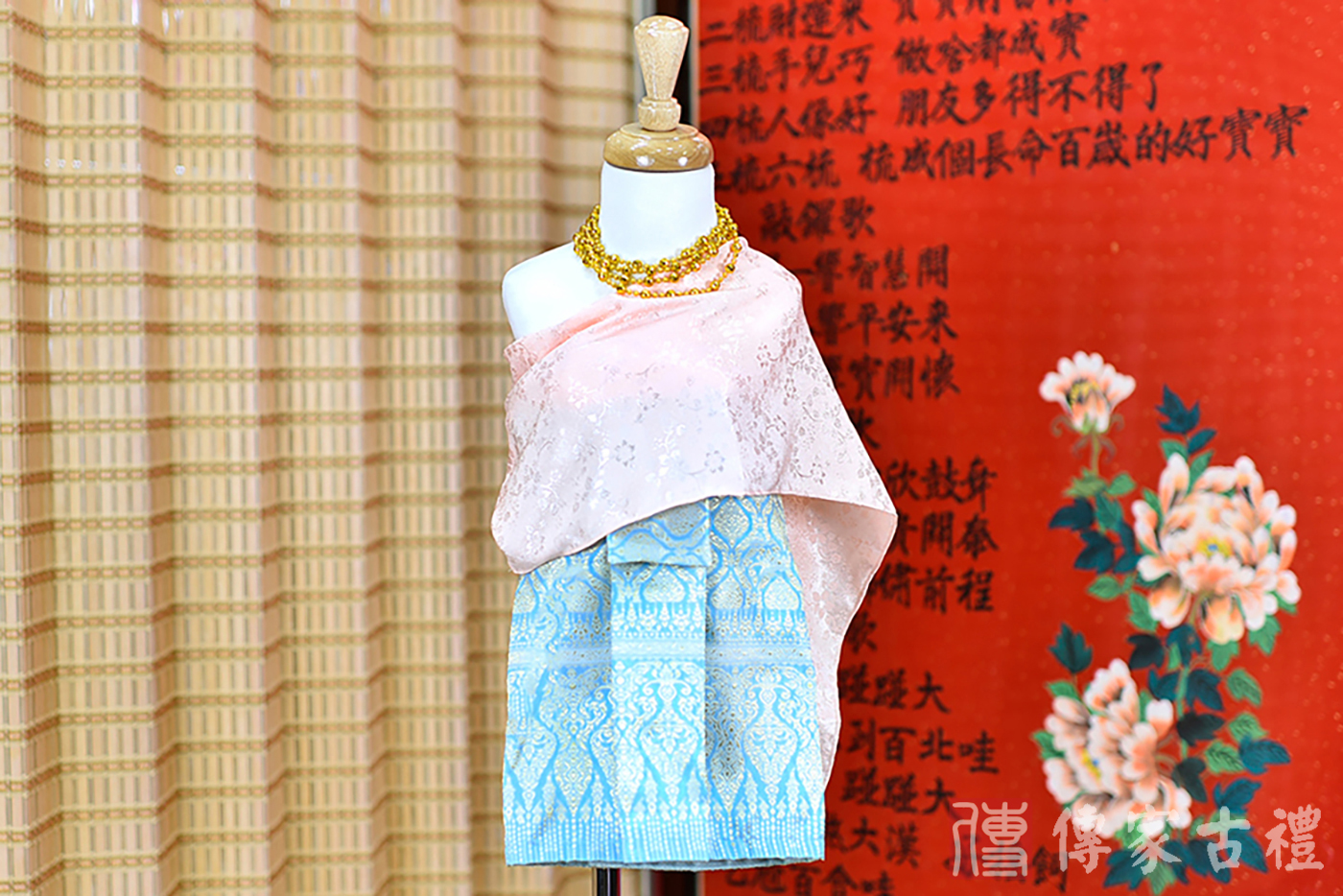 2024-02-22小孩皇室泰服古裝禮服。淺粉色的紋路披肩搭配藍色波浪紋路裙裝的泰式古裝禮服。照片集