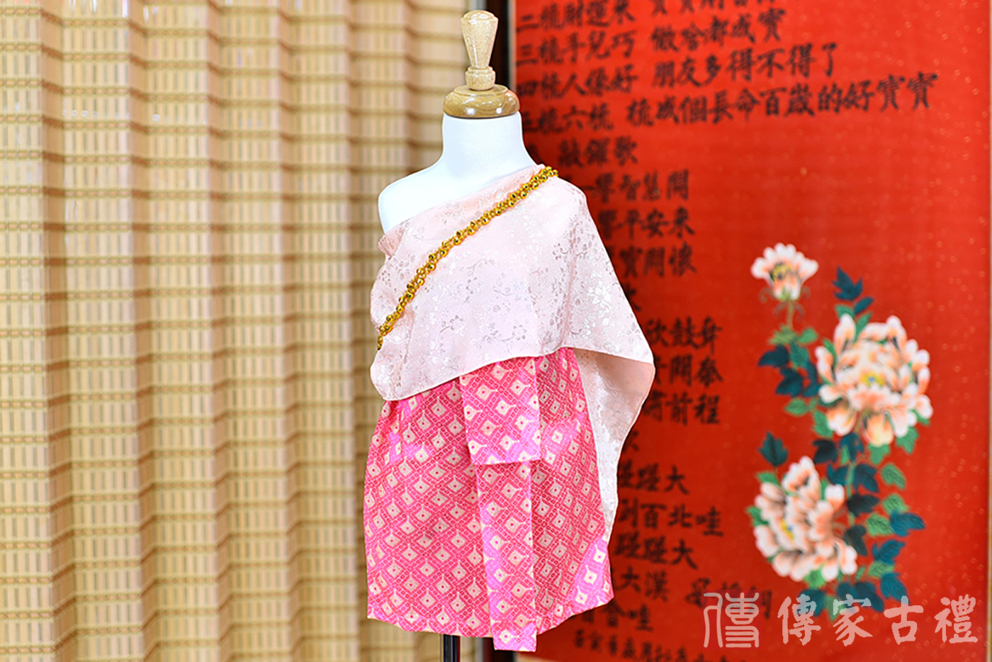 2024-02-22小孩皇室泰服古裝禮服。淺粉色的紋路披肩搭配粉色小金方格狀裙裝的泰式古裝禮服。照片集