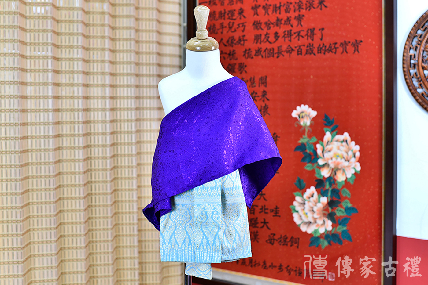 2024-02-22小孩皇室泰服古裝禮服。深紫色的紋路披肩搭配藍色波浪紋路裙裝的泰式古裝禮服。照片集