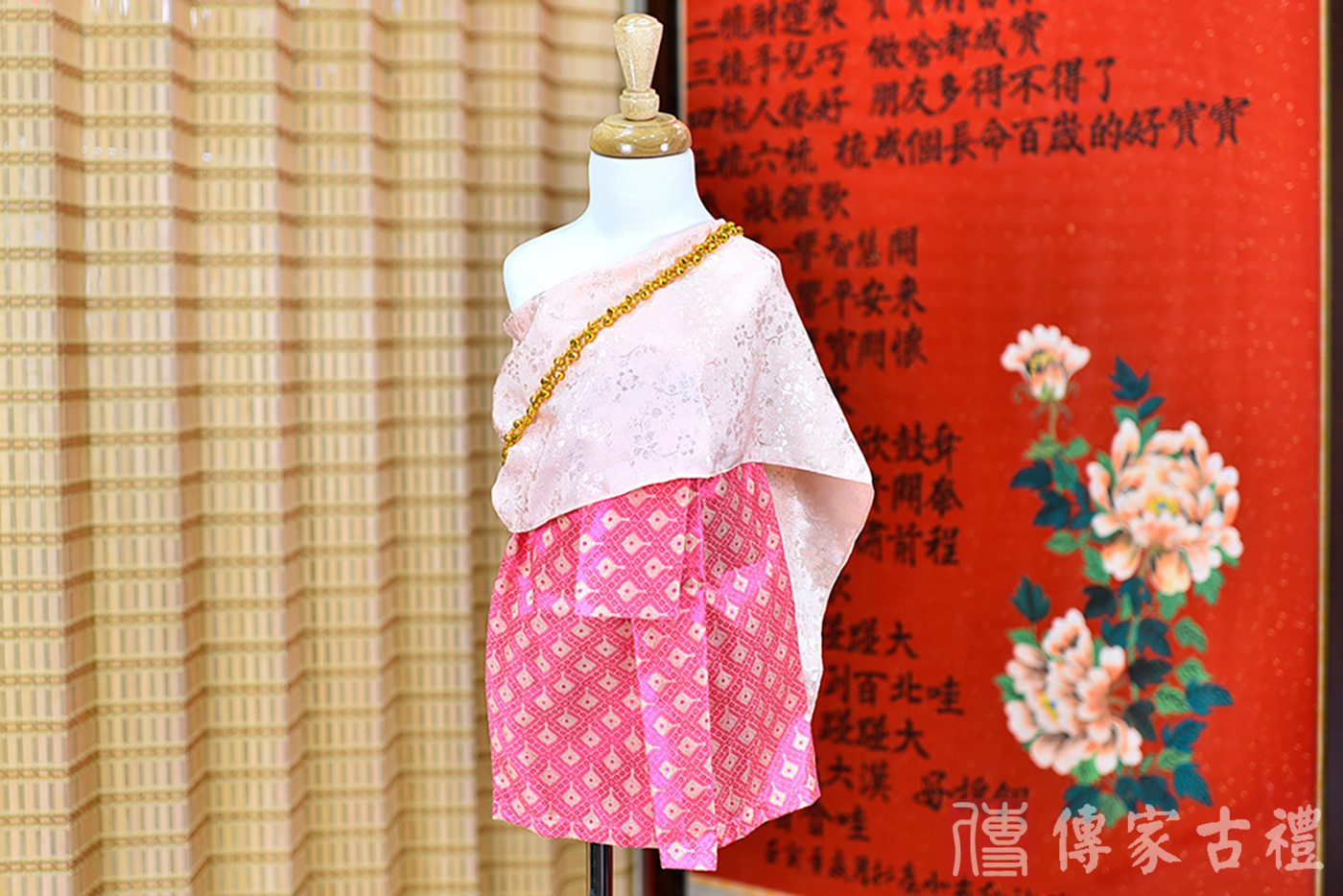 2024-02-22小孩皇室泰服古裝禮服。粉色的綢緞披肩搭配紅色小方狀裙裝的泰式古裝禮服。照片集