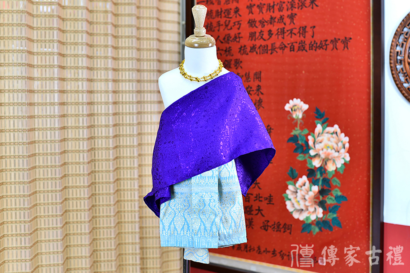 2024-02-22小孩皇室泰服古裝禮服。深紫色的披肩搭配藍色波浪紋裙裝的泰式古裝禮服。照片集