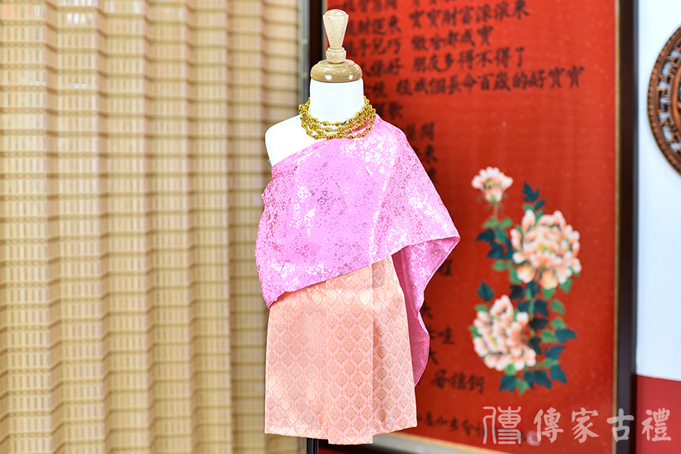 2024-02-22小孩皇室泰服古裝禮服。粉紅色的披肩上衣搭配粉橘色泰國圖案紋路裙裝的泰式古裝禮服。照片集