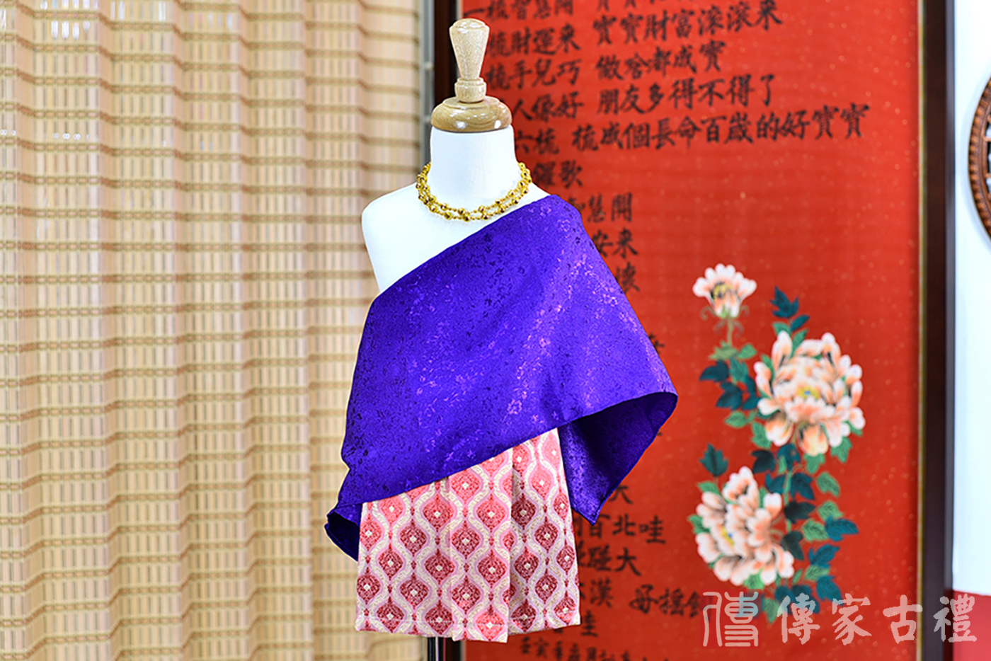 2024-02-22小孩皇室泰服古裝禮服。深紫色的紋路披肩上衣搭配紅色方格狀裙裝的泰式古裝禮服。照片集