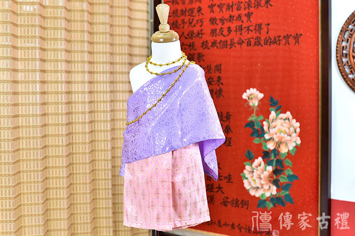 2024-02-22小孩皇室泰服古裝禮服。淺紫色的紋路披肩上衣搭配淡紅色泰國紋路圖案裙裝的泰式古裝禮服。照片集