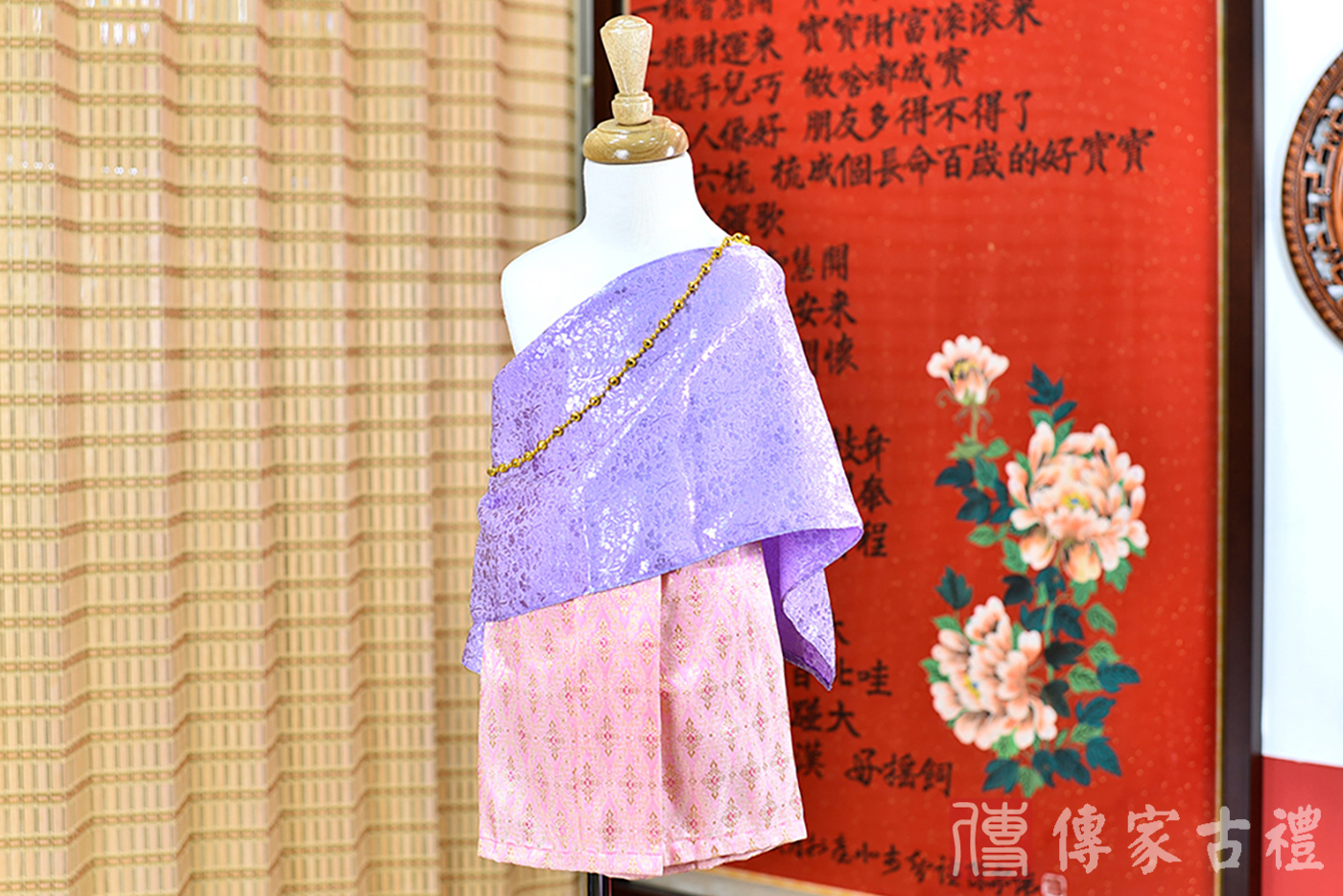 2024-02-23小孩皇室泰服古裝禮服。淺紫色的紋路披肩上衣搭配粉色泰國圖案紋路裙裝的泰式古裝禮服。照片集